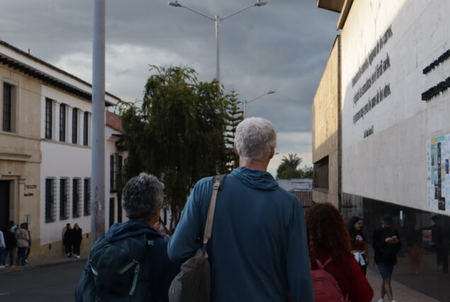 Primer tour en Bogotá caminando por las calles de la candelaria; walking tour bogota; tours in bogota