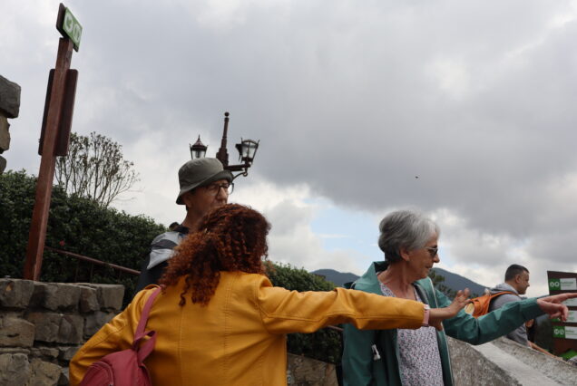 Travelers Listening to Bogotá’s Stories in the beautifull vew of monserrate/ Turistas escuchando historias de Bogotá en la vista maravillosa de monserrate Full City tour