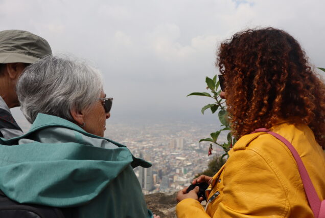 Travelers Listening to Bogotá’s Stories in monserrate / Turistas escuchando historias de Bogotá en monserrate