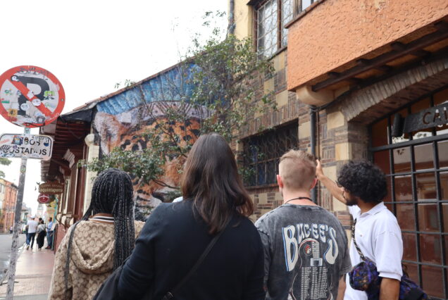 Guía explicando la historia del ajiaco santafereño frente a La Puerta de la Catedral