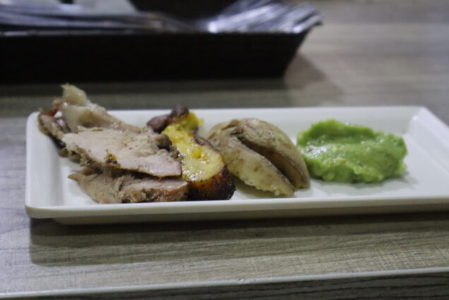 - Mamona llanera servida en Carbón de Leña con guarniciones típicas plato solo