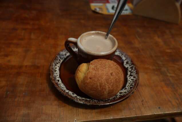 traditional chocolate colombiano en una parada de La Concordia Walking Tour