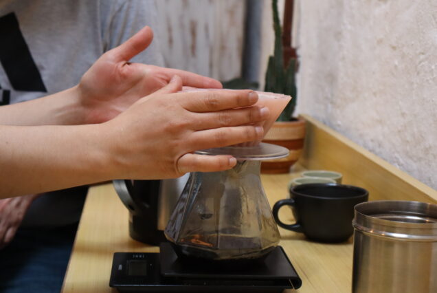Tour Group Enjoying Coffee Tasting – Café Colombiano Experience / Grupo de turistas degustando café colombiano en el tour