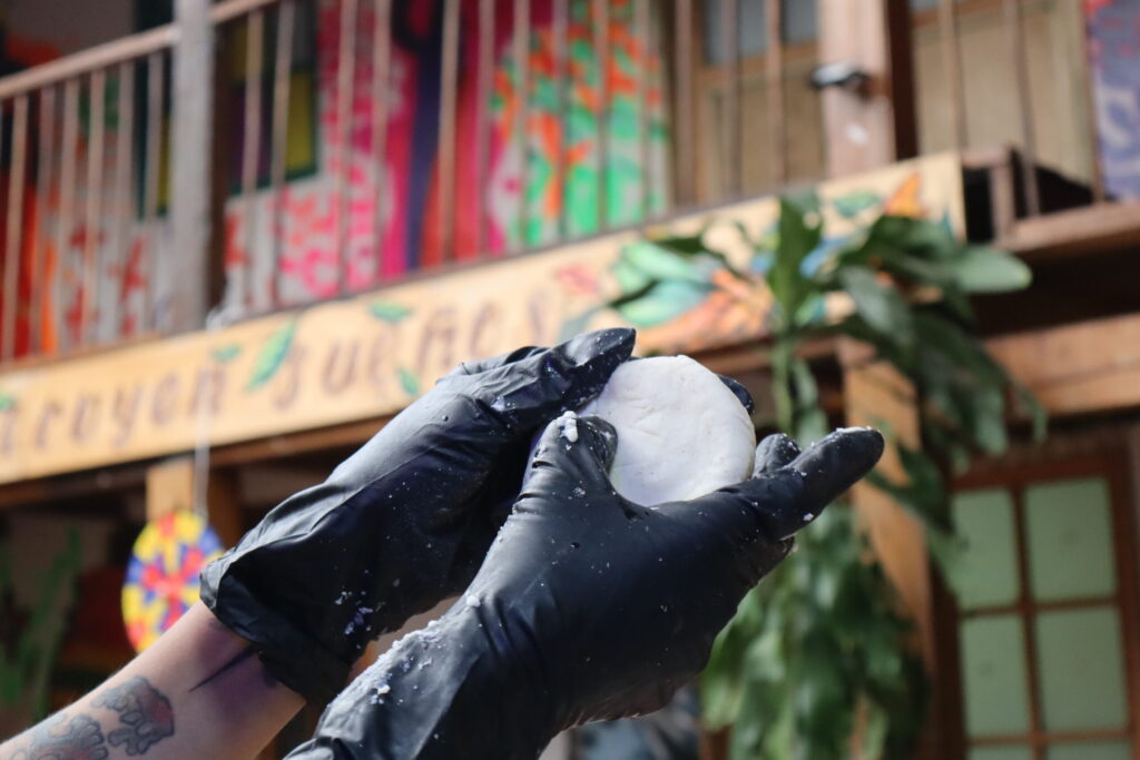 Arepa ancestral servida en un tour gastronómico Bogotá