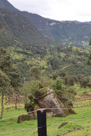 El agua enseña Chorrera Hike Tour Bogotá waterfall