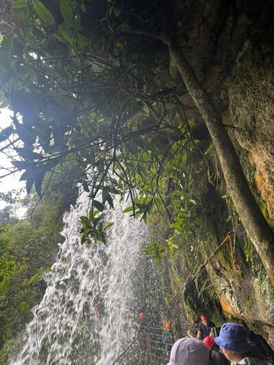 Is La Chorrera Waterfall a city escape near bogota? Travelers hiking to La Chorrera Waterfall, the tallest waterfall in Colombia, near Bogotá